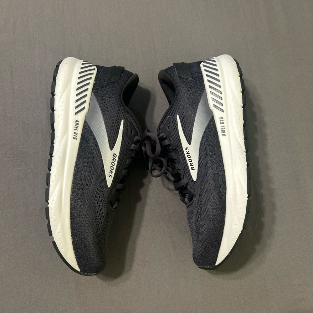 Brooks Ariel GTS 24 Women’s Black/White stability walking shoe 7.5D